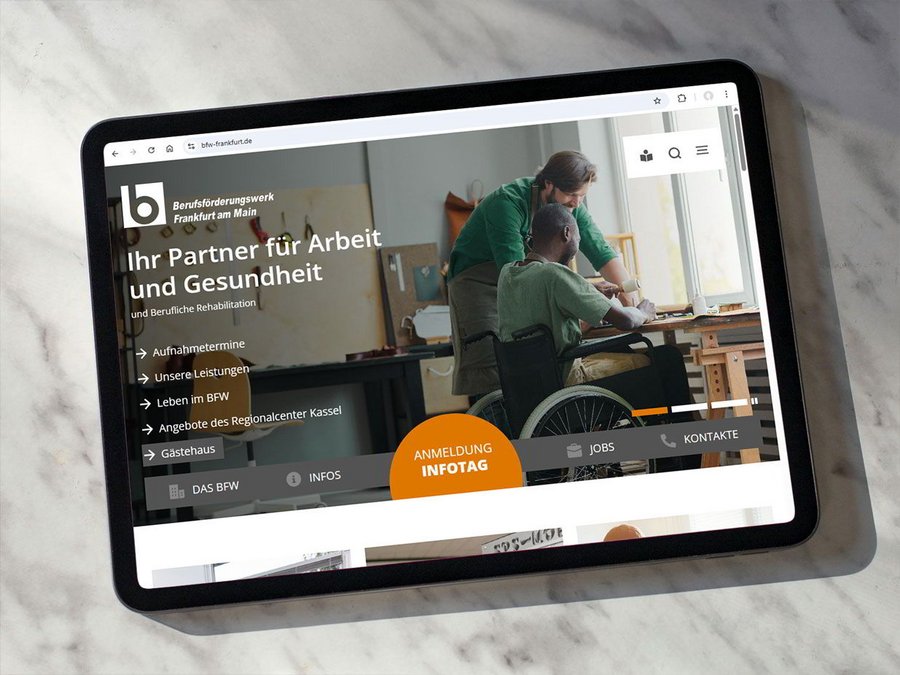 Die neue Internetseite des Berufsförderungswerkes Frankfurt auf einem Tablet – ein schönes Beispiel für eine barrierefreie Webseite mit Typo3