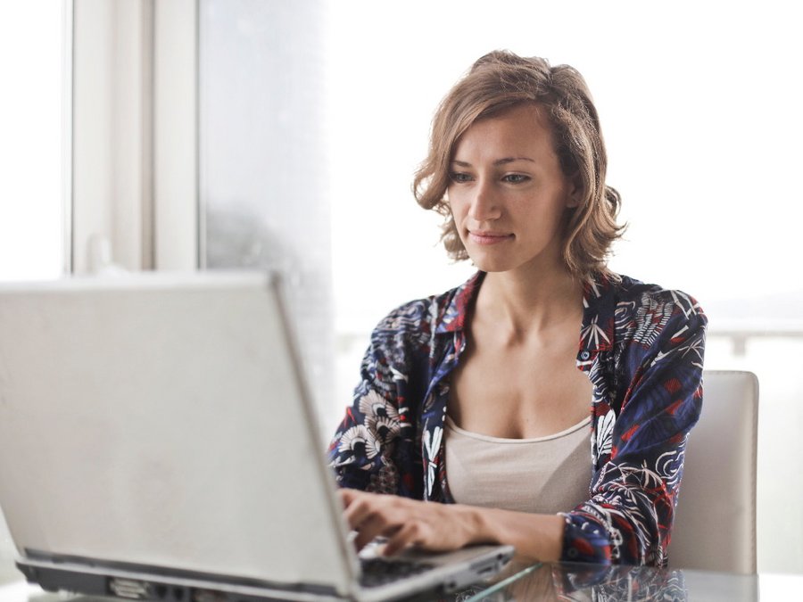 Eine Frau sitzt am Computer