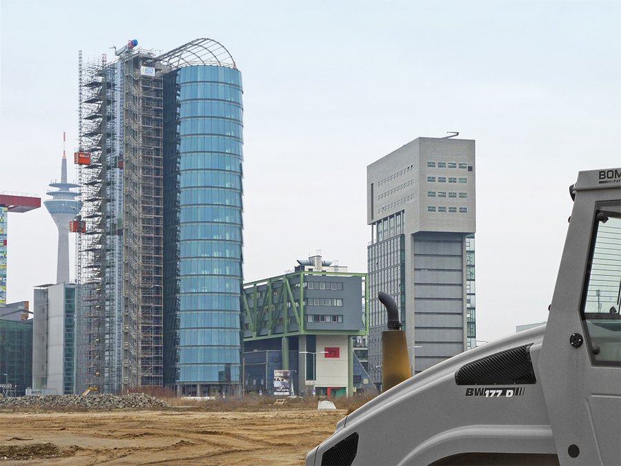 Foto: Letzte Bauphase des Signs im Düsseldorfer Medienhafen