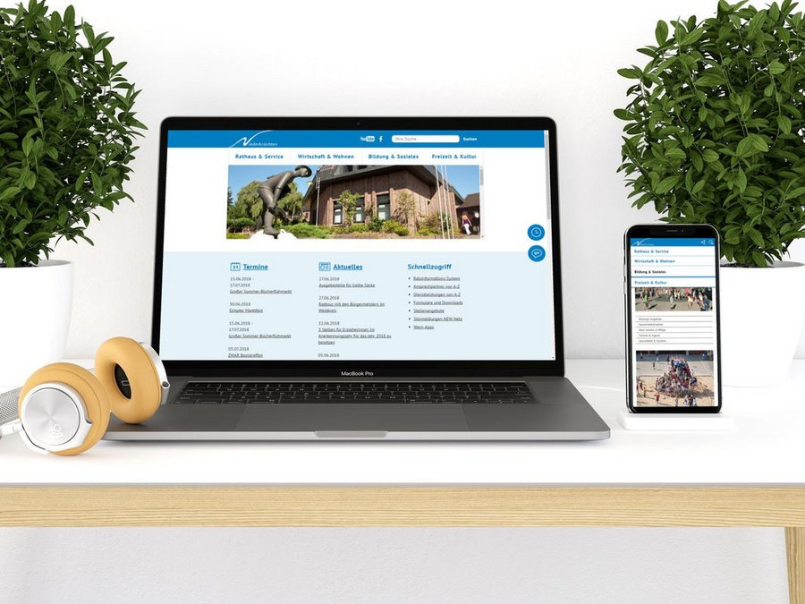 Großansicht Barrierefreie responsive Internetseite nach BITV für die Gemeinde Niederkrüchten auf Laptop und Smartphone