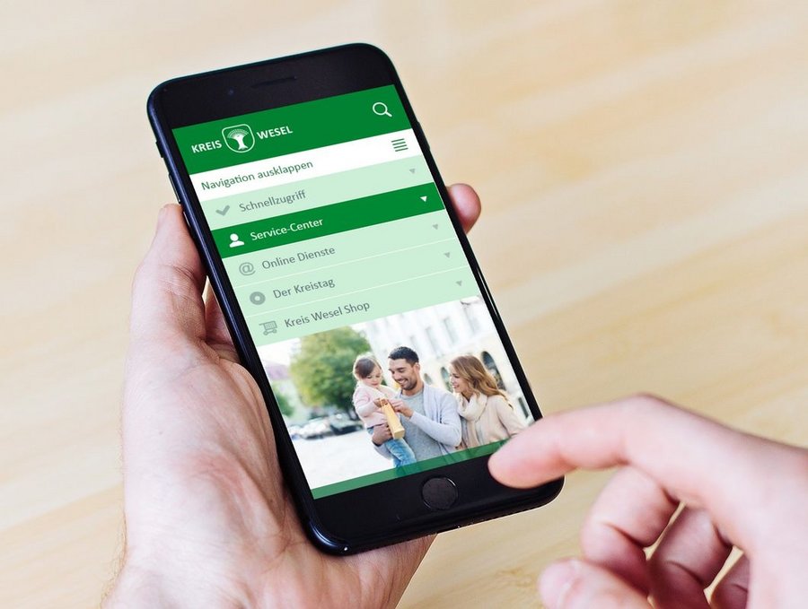 Webseitenansicht des neuen Internetauftritts des Kreis Wesel auf einem Smartphone
