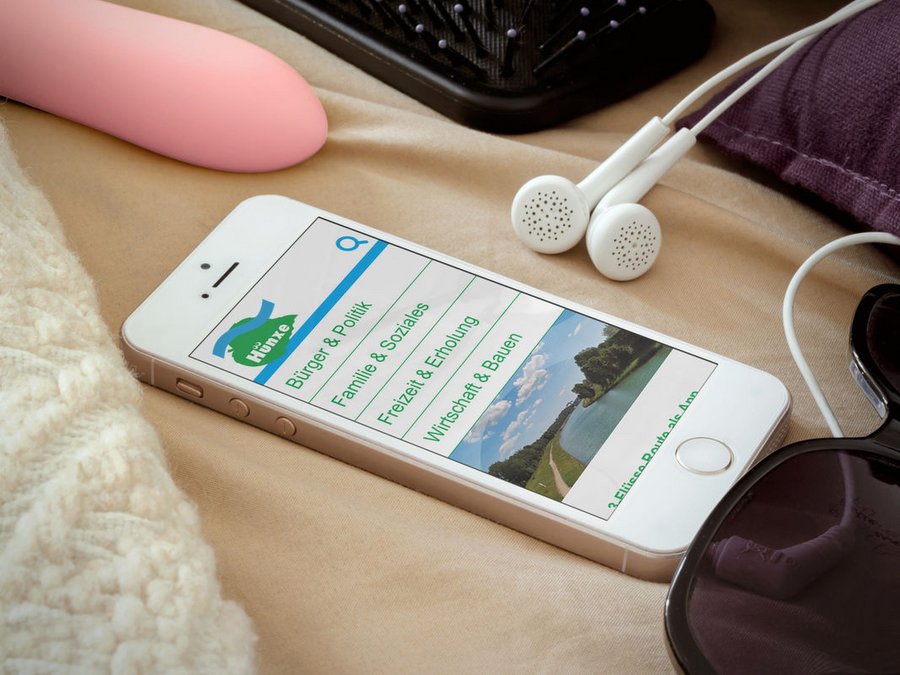 Großansicht Nach BITV barrierefreie responsive Internetseite der Gemeinde Hünxe auf einem Smartphone.