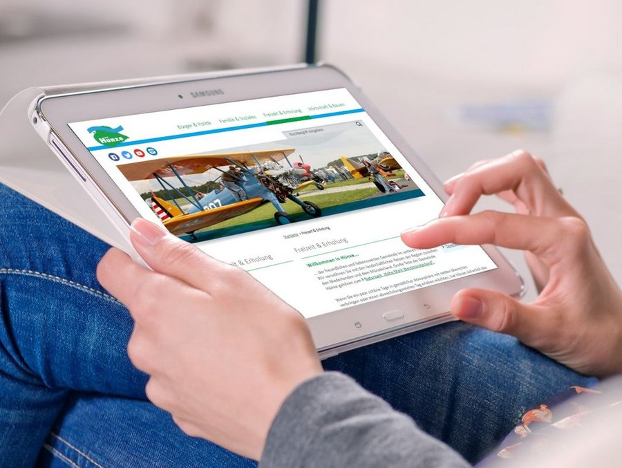 Die Webseite von Hünxe auf einem Tablet.