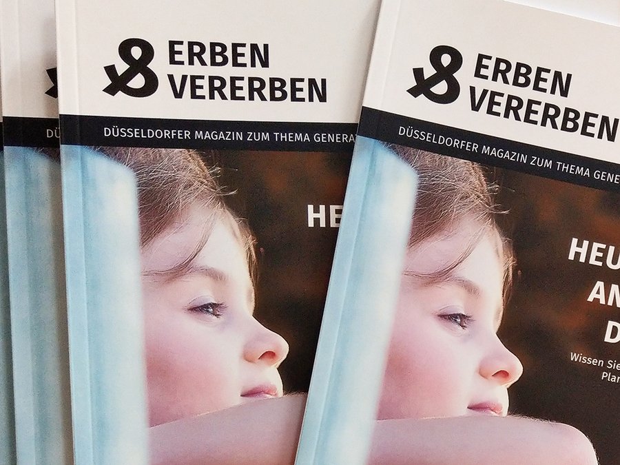 Ausschnitt Titelseite Stapel des Magazins Erben & Vererben