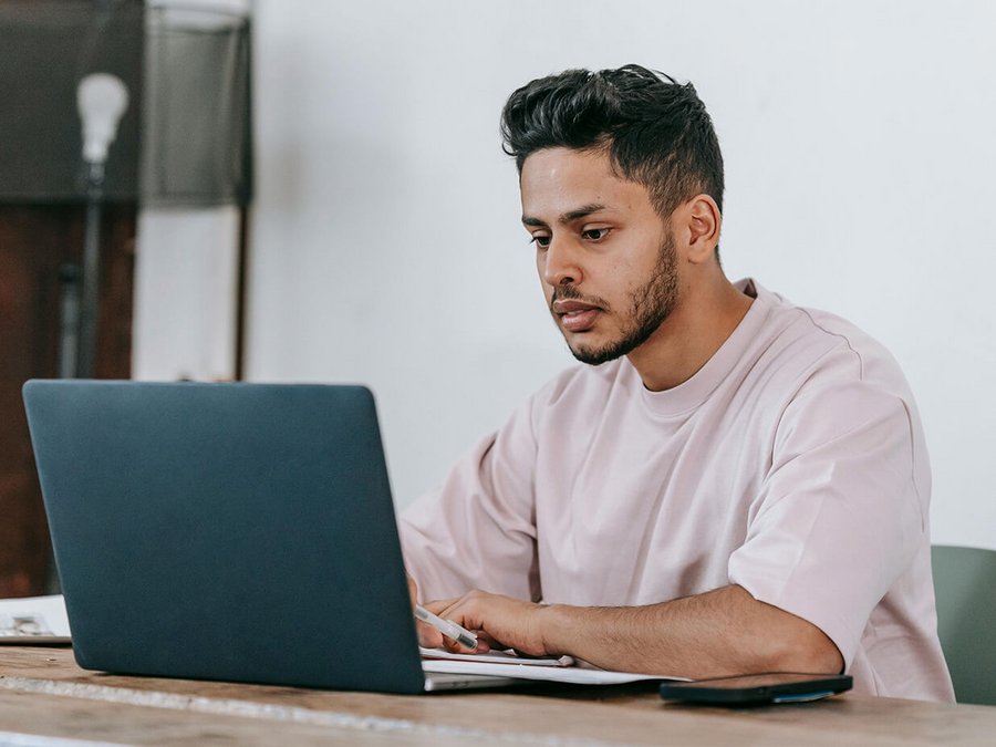 Ein junger Mann an seinem Laptop