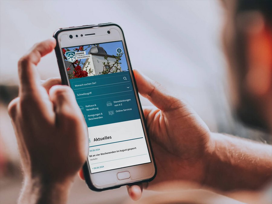 Barrierefrei nach BITV – der neue Internetauftritt der Stadt Voerde auf einem Smartphone