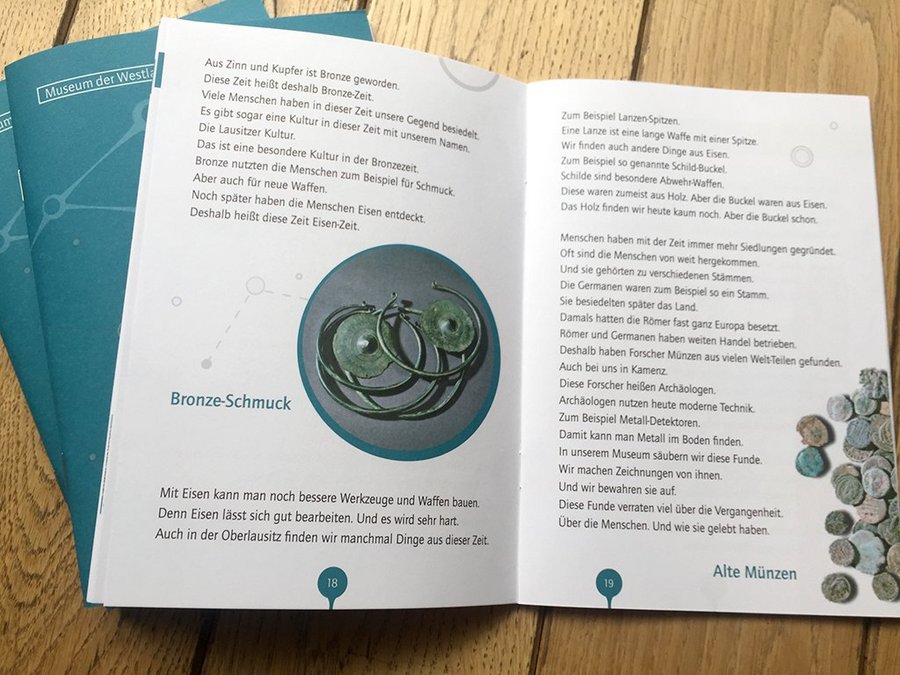 Innenseite der gedruckten Fassung des Museumsführers Westlausitz in Leichter Sprache