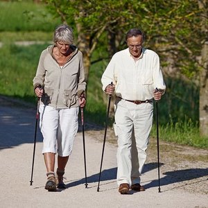 Zwei Senioren beim Wandern