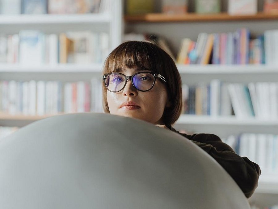 Großansicht Junge Frau in Bibliothek am Computer