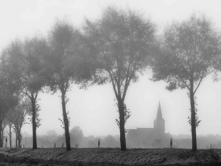 Sankt Petrus Kirche in Wetten-Kevelaer im Nebel (Quelle Pixabay)