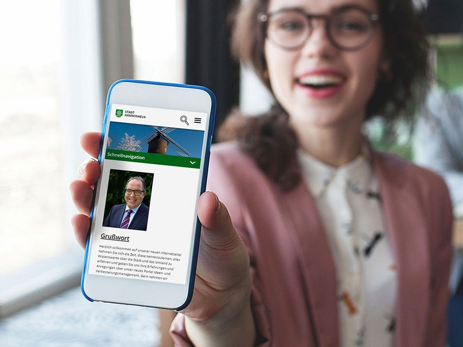 Großansicht Barrierefreie Internetseite der Stadt Hamminkeln nach BITV 2.0 auf einem Smartphone – "Mobile First" Ansatz und responsive Webdesign.