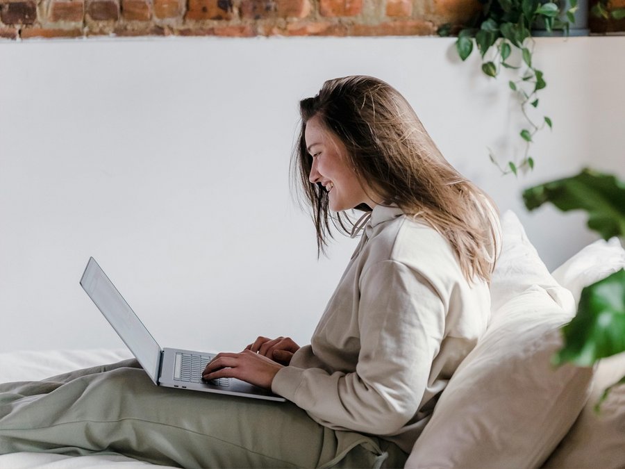 Großansicht Eine junge Frau sitz an ihrem Laptop