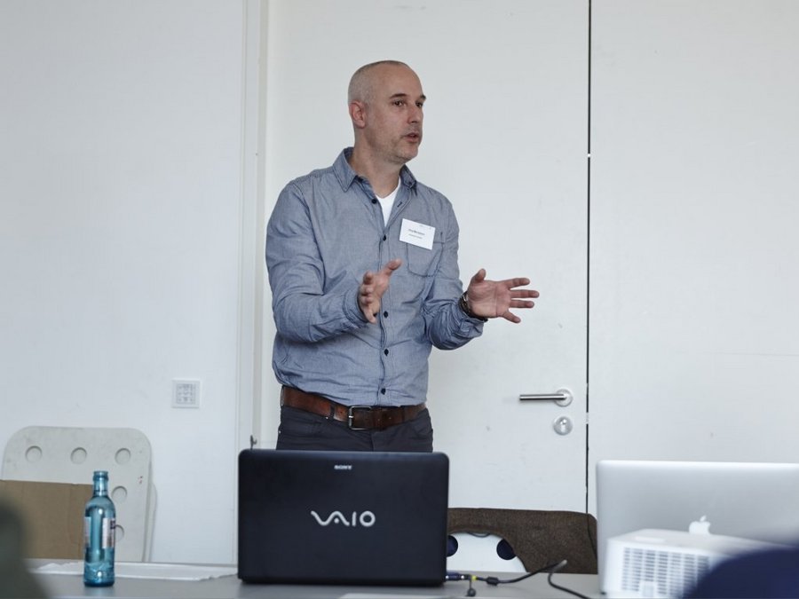 Großansicht Jörg Morsbach im Gespräch mit Session-Teilnehmern auf dem InkluCamp