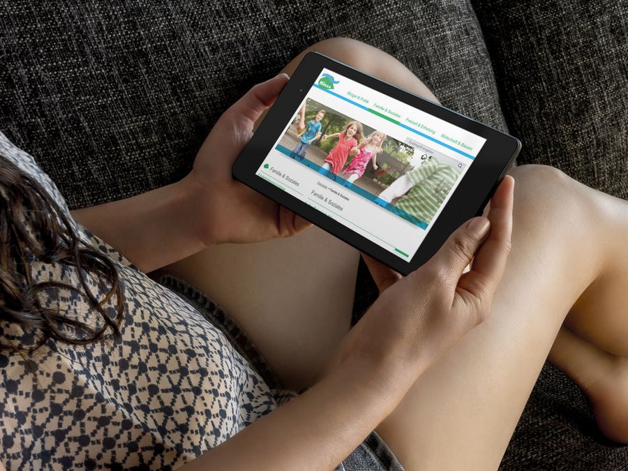 Großansicht Nach BITV barrierefreie responsive Internetseite der Gemeinde Hünxe auf einem Tablet.