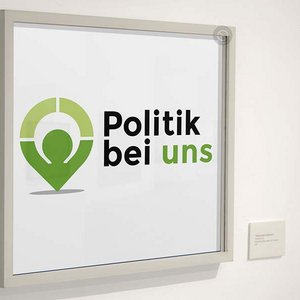 Logo-Entwicklung Politik-Bei-Uns Gestaltung eines Logos – hier in der Anwendung als Türschild