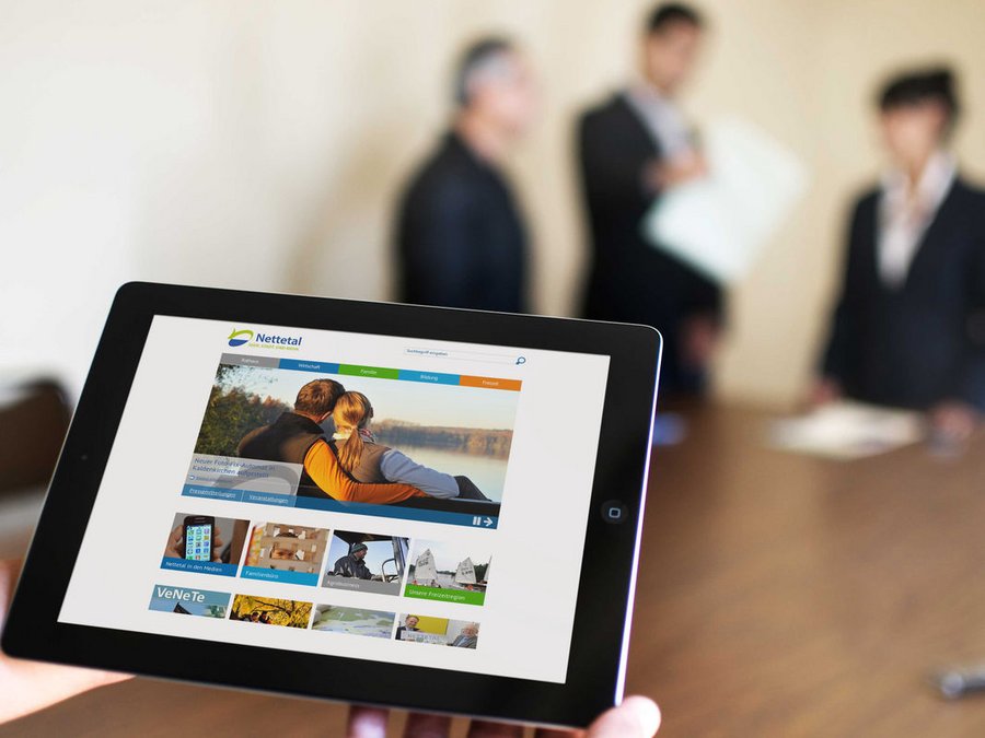Großansicht Nach BITV barrierefreie responsive Internetseite der Stadt Nettetal auf einem Tablet.