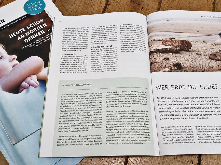 Foto Magazin Erben & Vererben – Doppelseite aufgeschlagen auf Magazin-Stapel