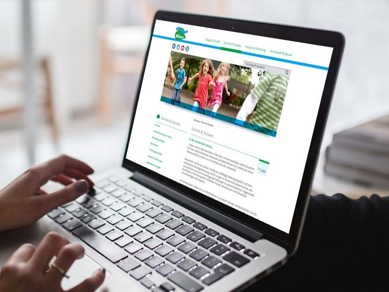 Die Webseite von Hünxe auf einem Laptop