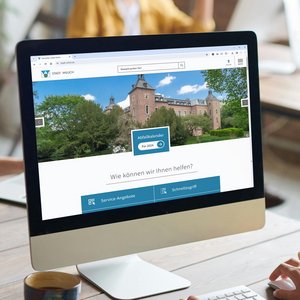 Barrierefreier Internetauftritt der Stadt Willich auf einem Desktop-Computer