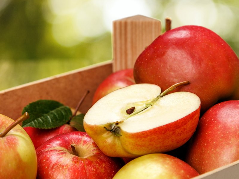 Nachaufnahme einer Kiste mit frischen Äpfeln