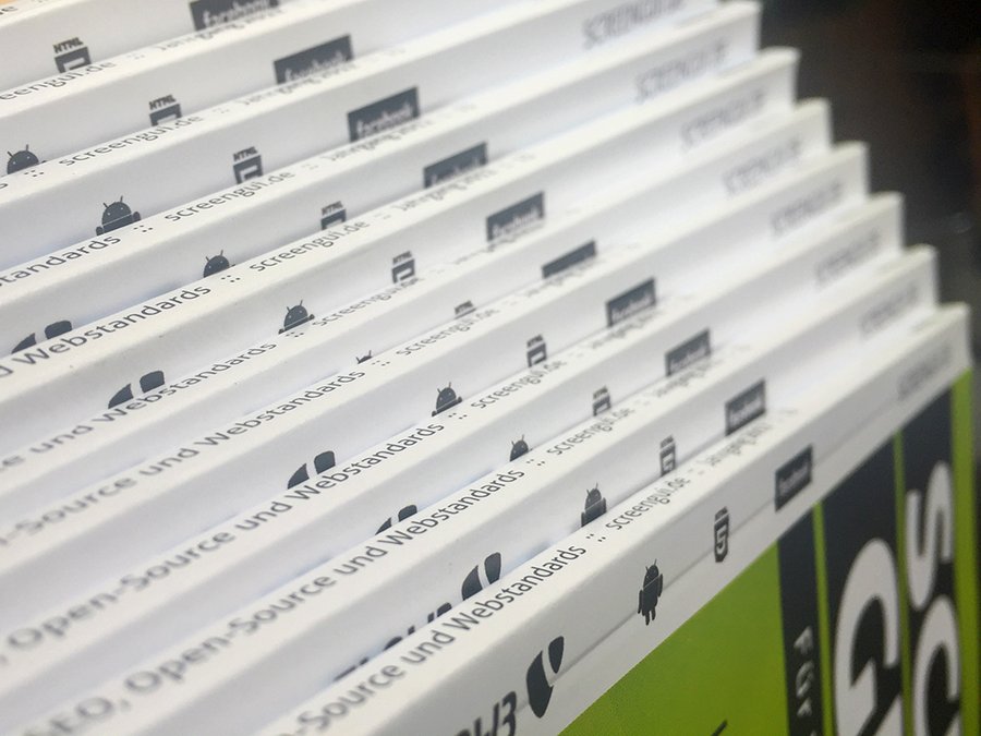 Stapel des Magazins Screenguide erste Ausgabe