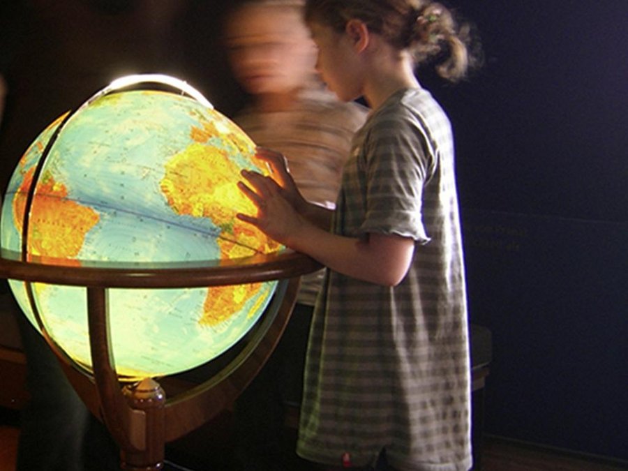 Kinder um einen Globus in der Themenwelt Idee: Foto: Museum der Westlausitz Kamenz