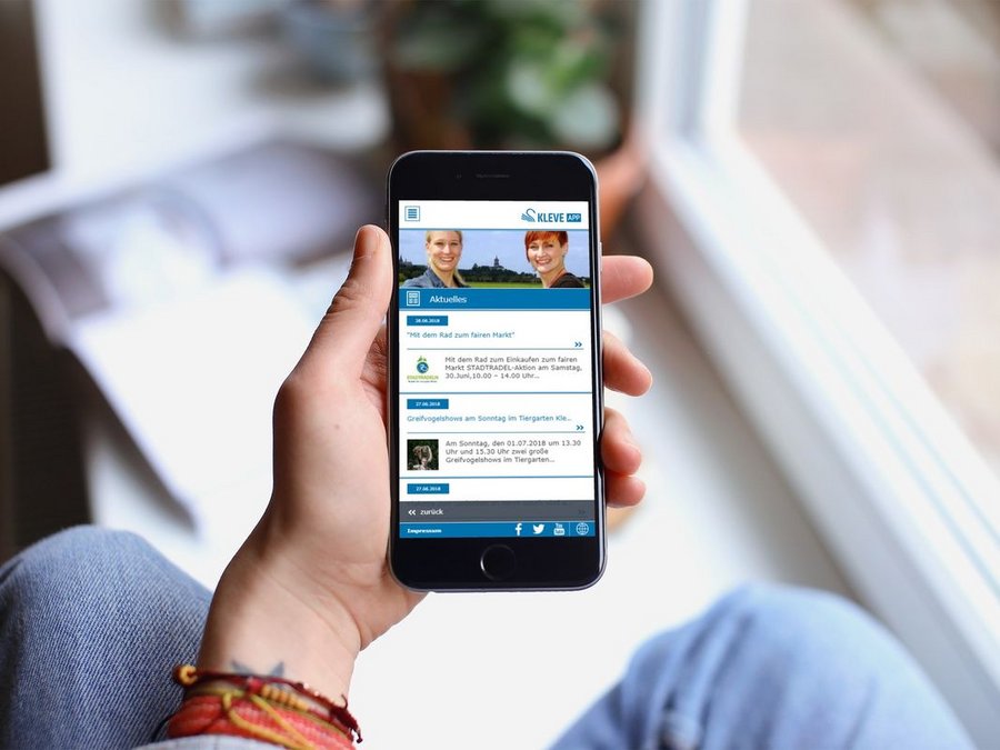 Großansicht Screenshot: Die barrierearme HTML5 Browser-App der Stadt Kleve auf einem Smartphone.