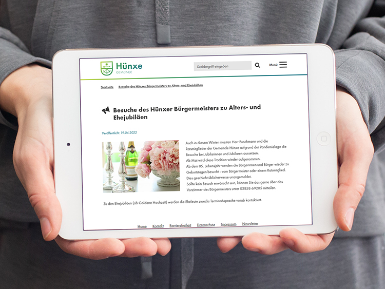 Neuer Internetauftritt der Gemeinde Hünxe auf einem Tablet