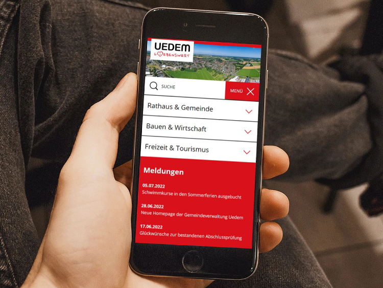 Der neue Internetauftritt der Gemeinde Uedem auf einem Smartphone